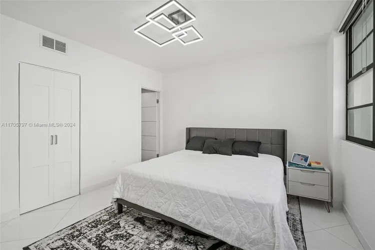 Four Ambassadors #705 image #12