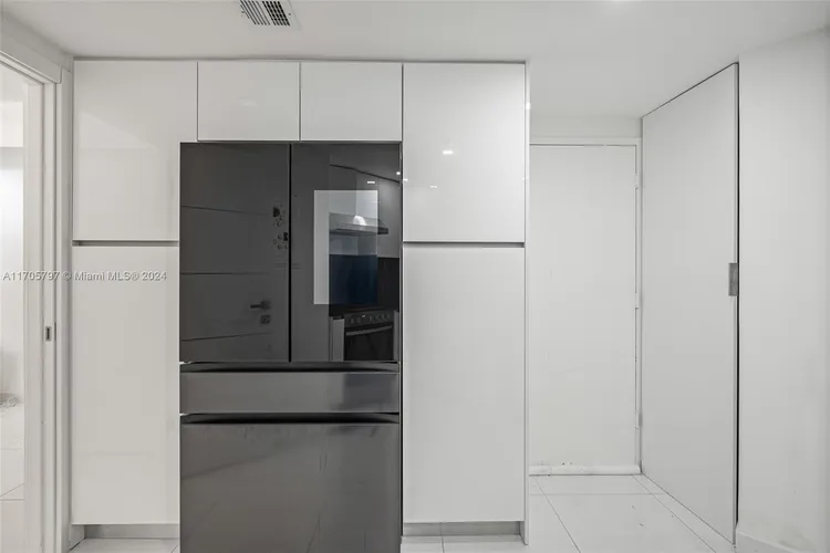 Four Ambassadors #705 image #20