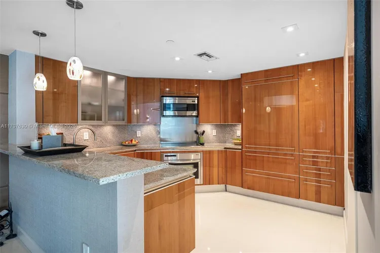 Grovenor House #606 image #13