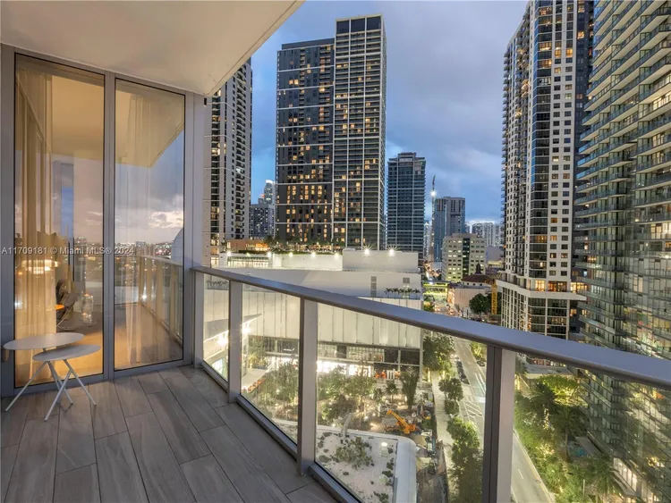 Paramount Miami Worldcenter #1212 image #20