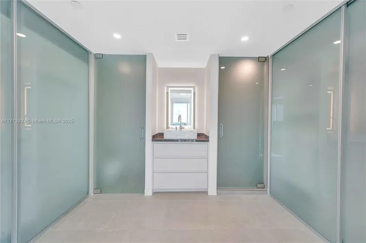 Ten Museum Park #LPH4407 image #15