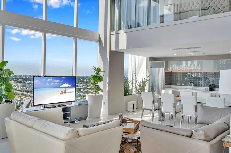 Ten Museum Park #LPH4407 image #9