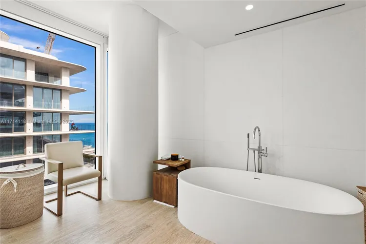 The Surf Club Four Seasons Hotel And Residences #N-1021 image #17