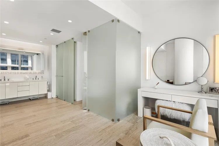 The Surf Club Four Seasons Hotel And Residences #N-1021 image #19