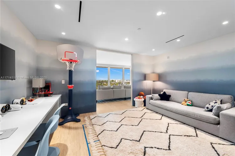 The Surf Club Four Seasons Hotel And Residences #N-1021 image #25