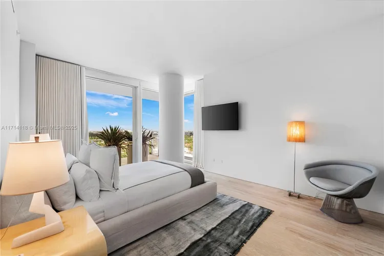 The Surf Club Four Seasons Hotel And Residences #N-1021 image #43