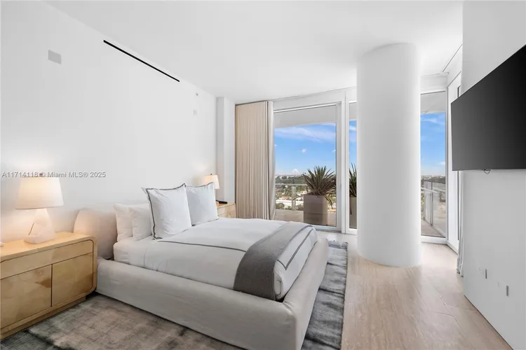 The Surf Club Four Seasons Hotel And Residences #N-1021 image #44