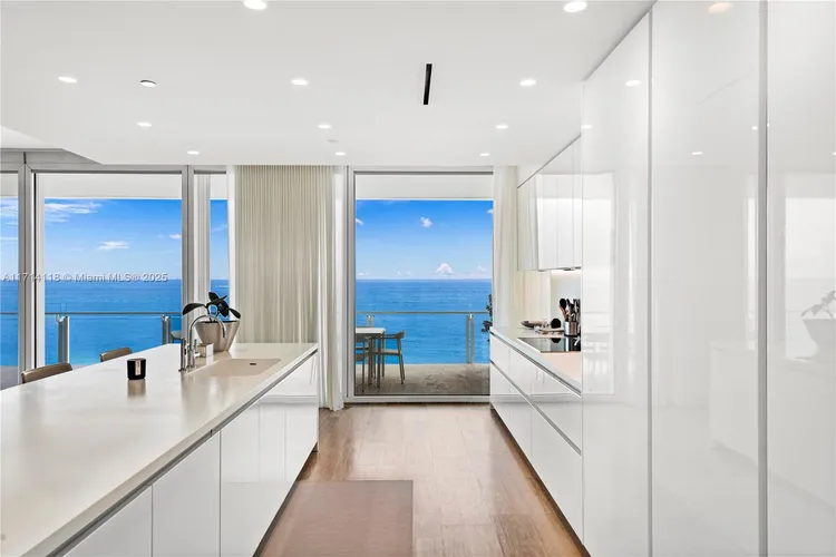 The Surf Club Four Seasons Hotel And Residences #N-1021 image #7