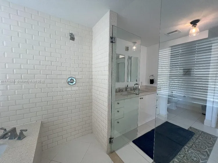 Carlyle Condo Hotel #3F image #20