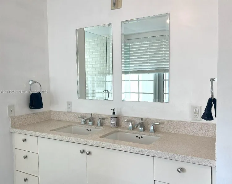 Carlyle Condo Hotel #3F image #23