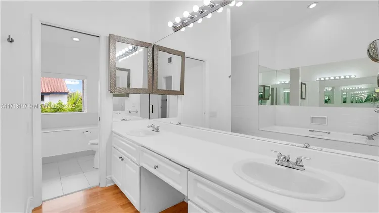 L Hermitage #58 image #19