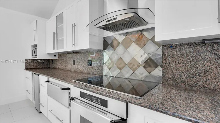 L Hermitage #58 image #9