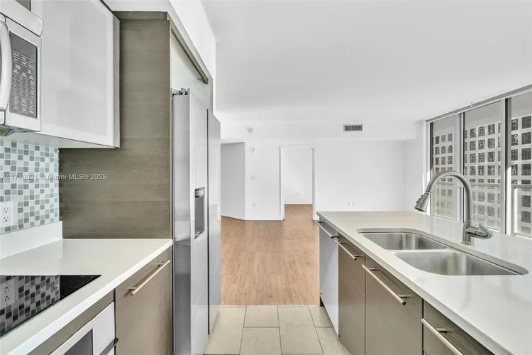 500 Brickell #2202 image #17