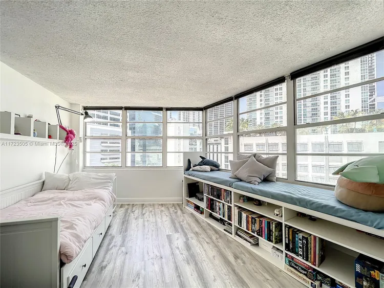 Four Ambassadors #1010 image #14