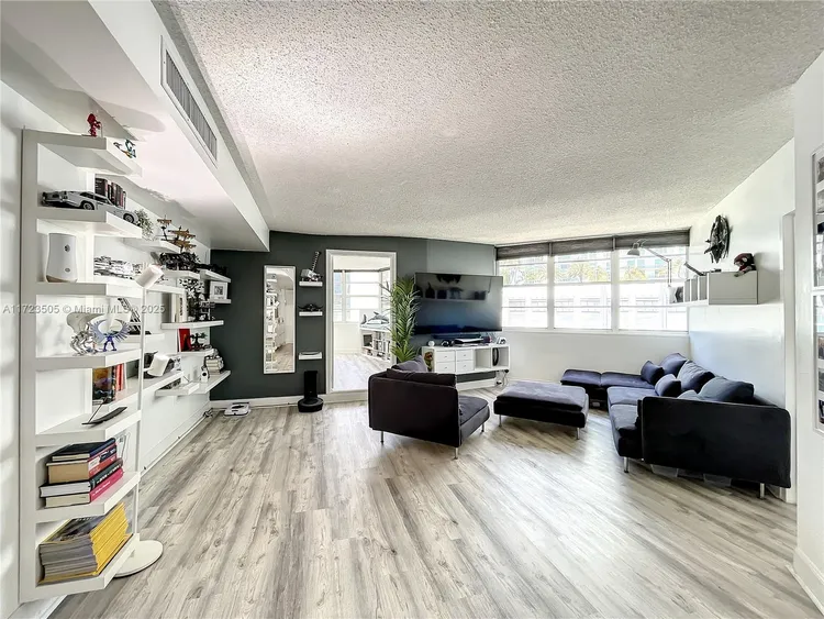 Four Ambassadors #1010 image #6