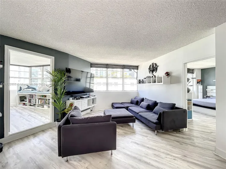 Four Ambassadors #1010 image #8