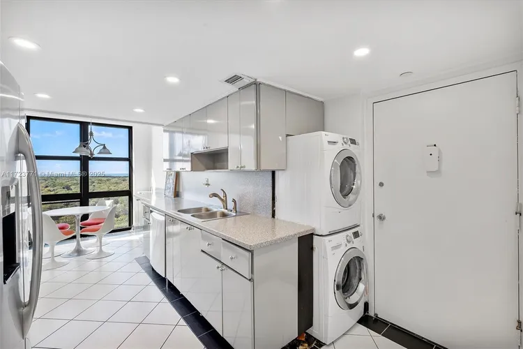 Towers of Key Biscayne #C906 image #10