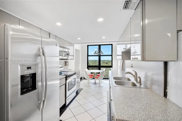 Towers of Key Biscayne #C906 image #9