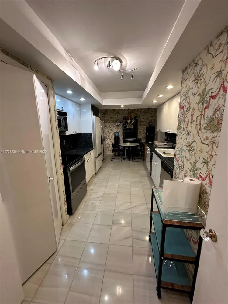 The Tiffany #904 image #10