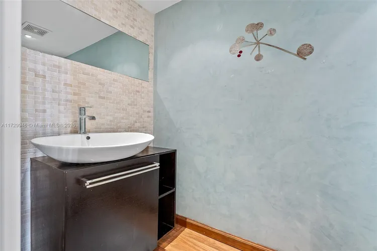 The Venetia #14G image #7