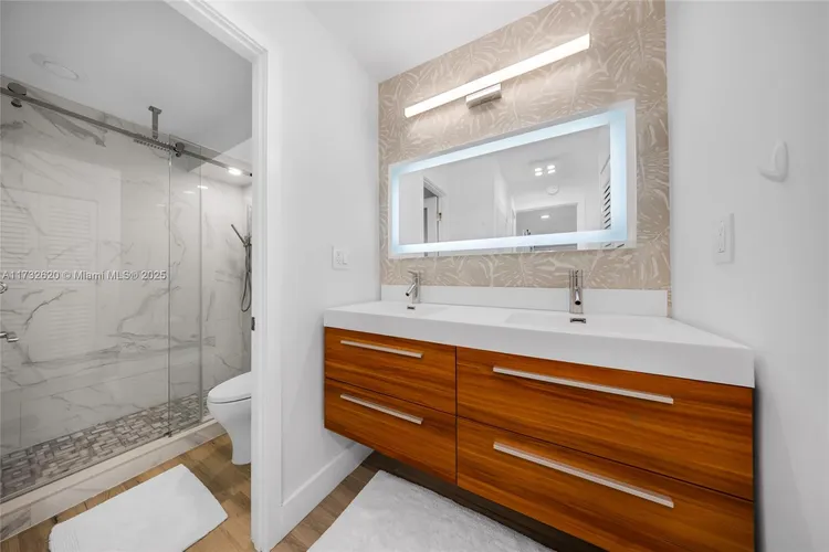 Burleigh House #1202 image #23