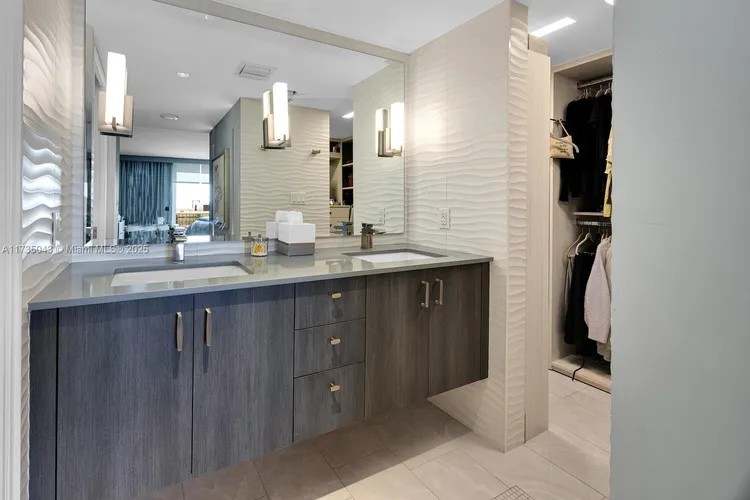 Yacht Harbour #13F image #17