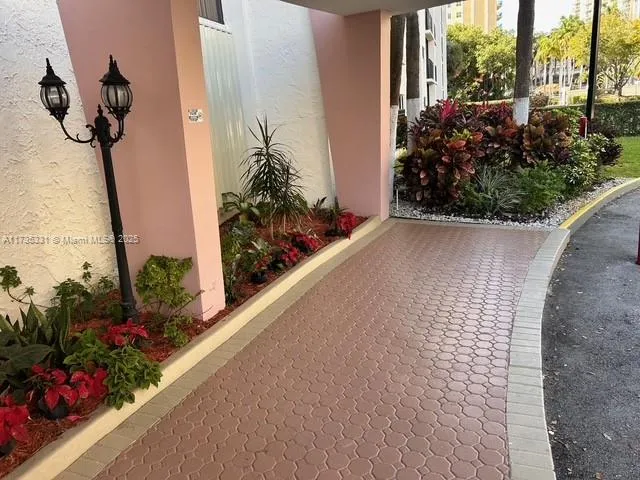 Plaza of the Americas #502 image #18