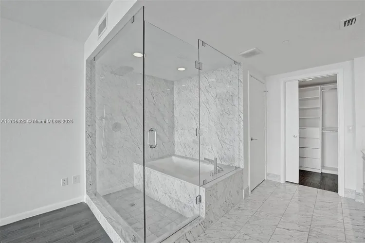 One Paraiso #706 image #13