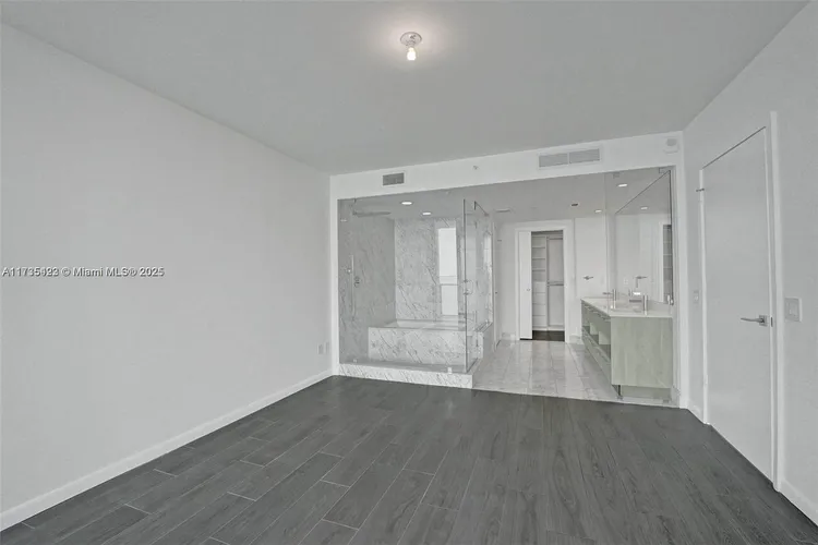 One Paraiso #706 image #27