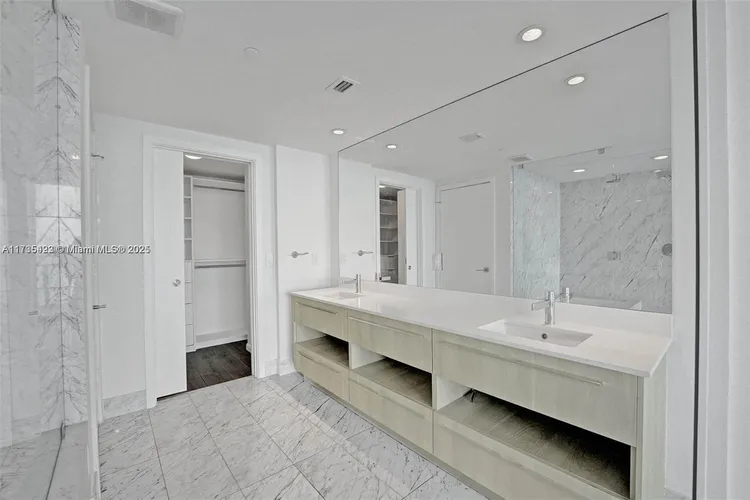 One Paraiso #706 image #28