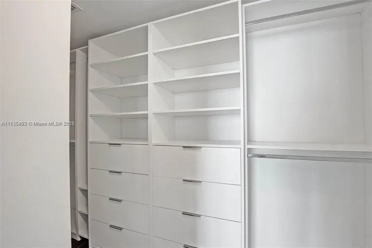 One Paraiso #706 image #29