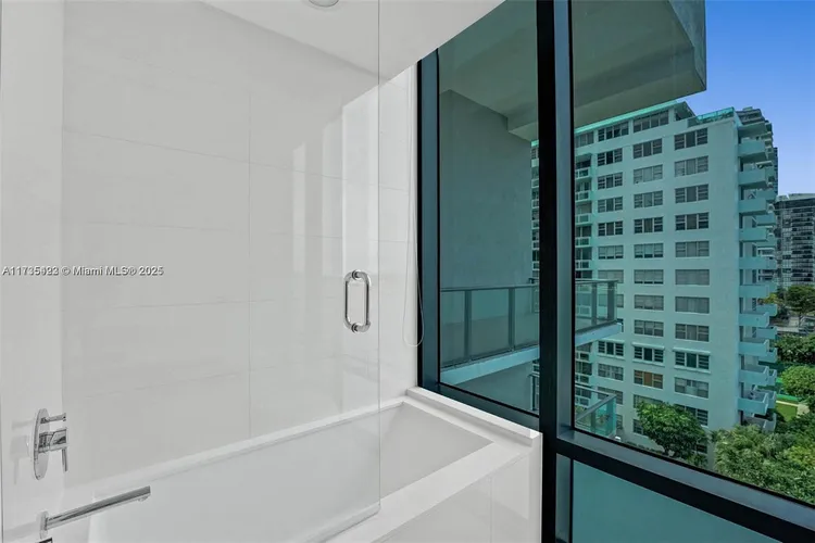 One Paraiso #706 image #36