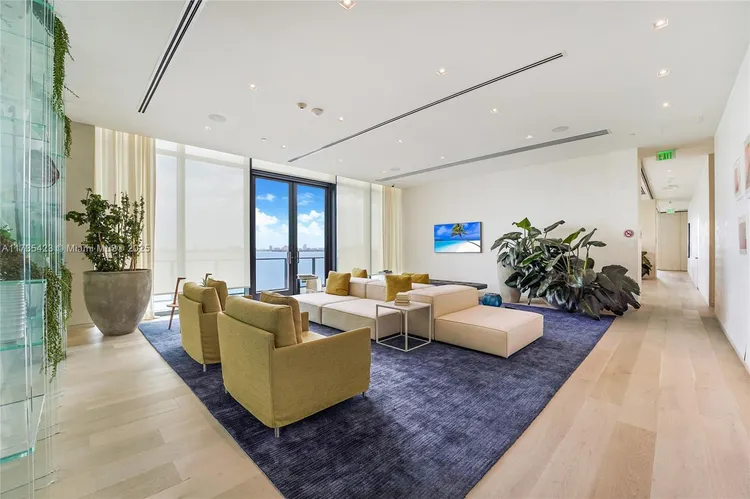 One Paraiso #706 image #48