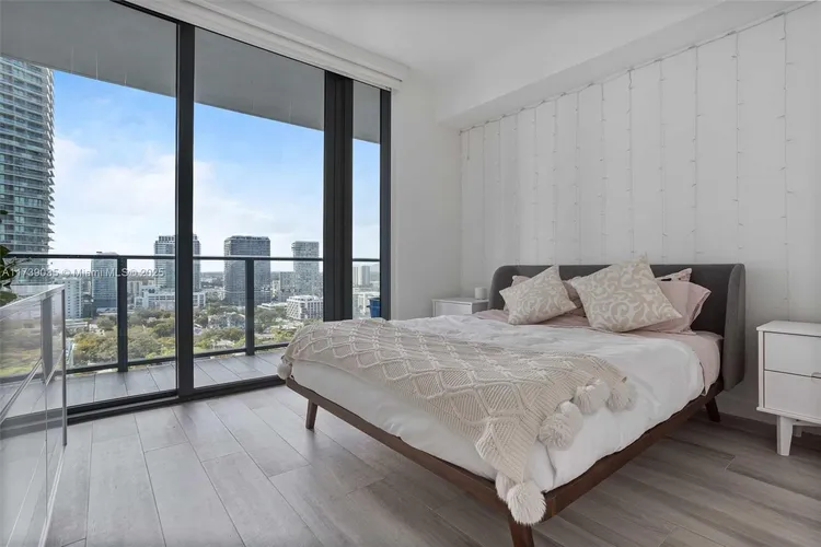 One Paraiso #2004 image #10