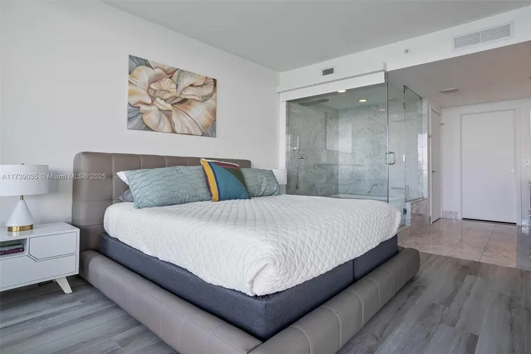 One Paraiso #2004 image #12