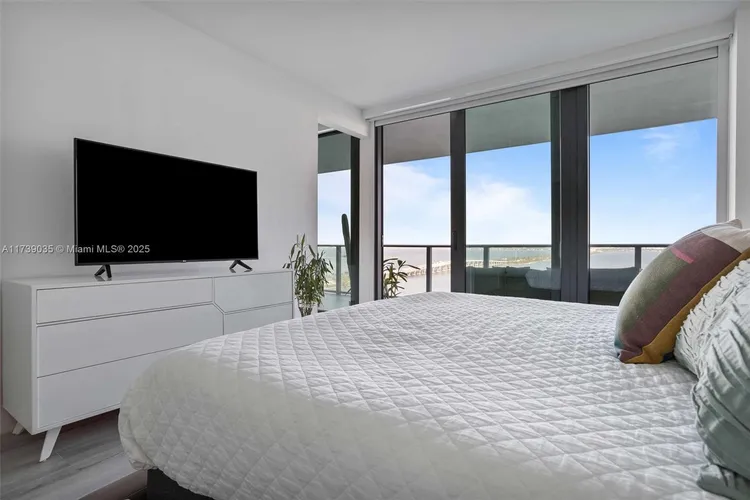 One Paraiso #2004 image #13