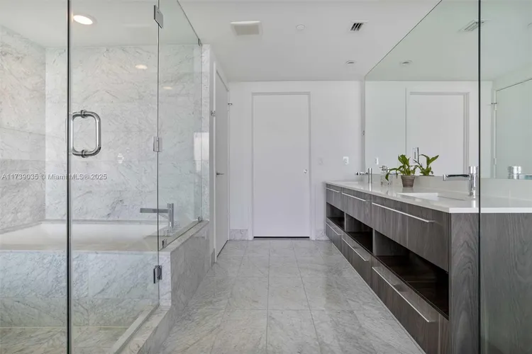 One Paraiso #2004 image #14