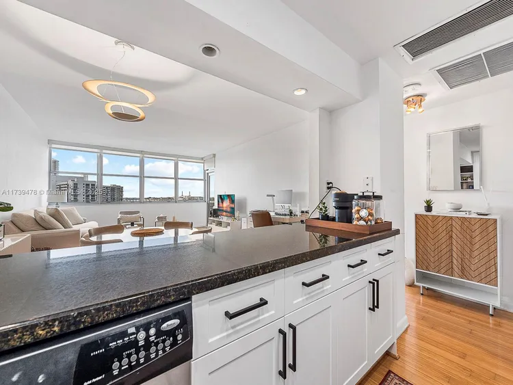 Belle Plaza #910 image #9