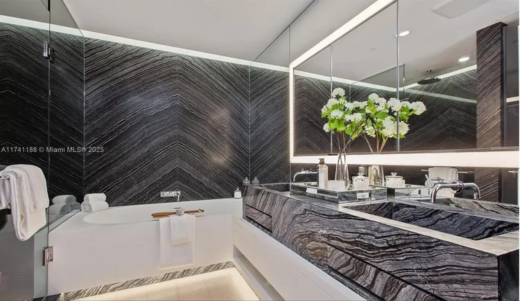 Three Hundred Collins #PH2 image #12