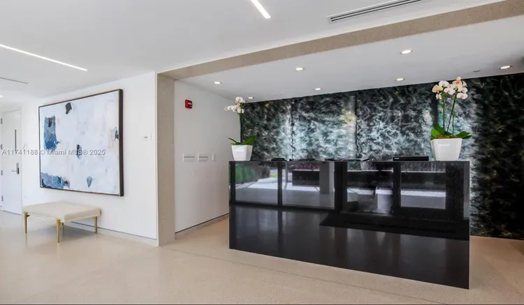 Three Hundred Collins #PH2 image #13