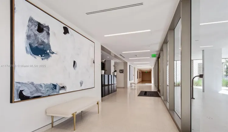 Three Hundred Collins #PH2 image #14