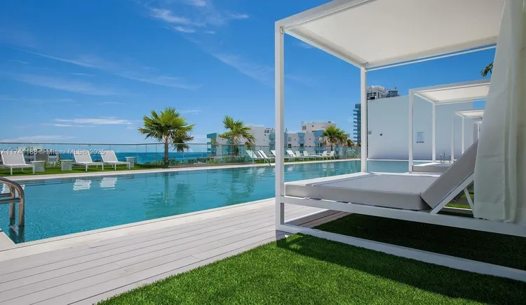 Three Hundred Collins #PH2 image #16