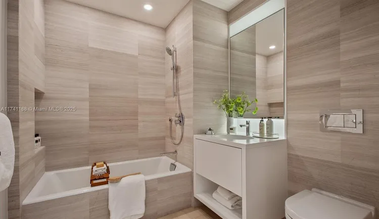 Three Hundred Collins #PH2 image #9