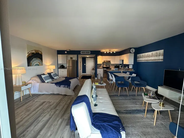 Carriage House #922 image #11