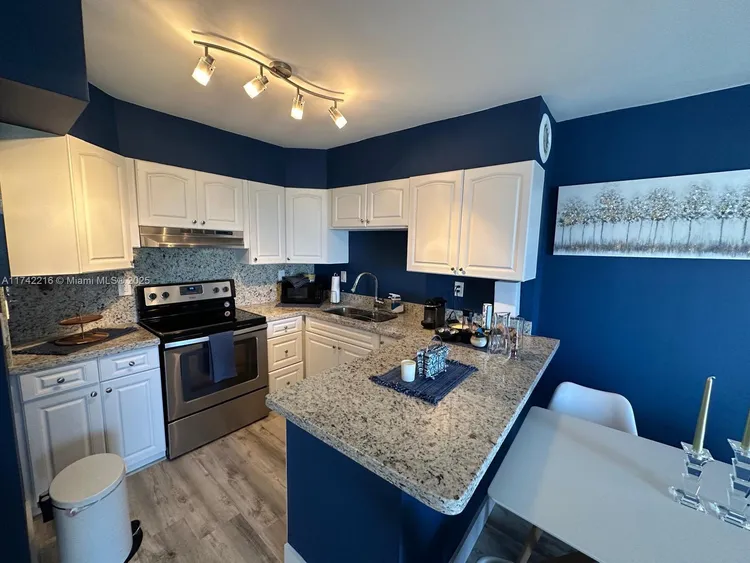 Carriage House #922 image #14