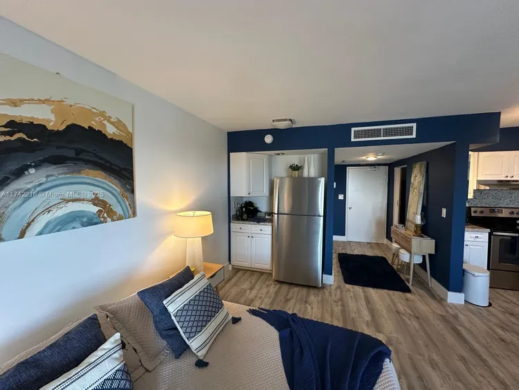 Carriage House #922 image #15