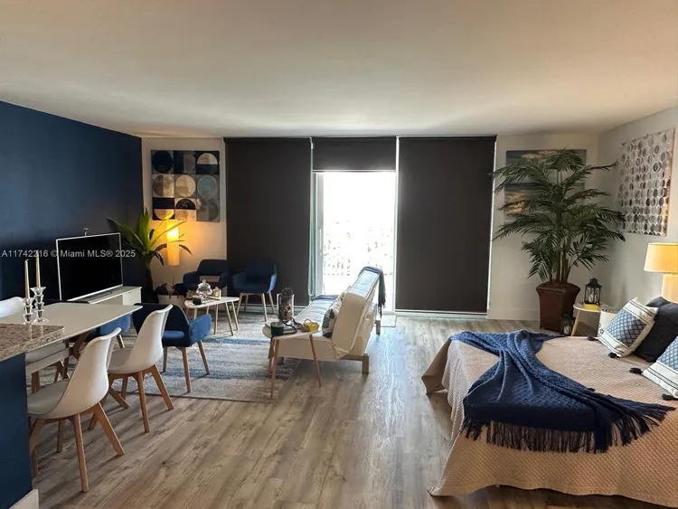 Carriage House #922 image #16