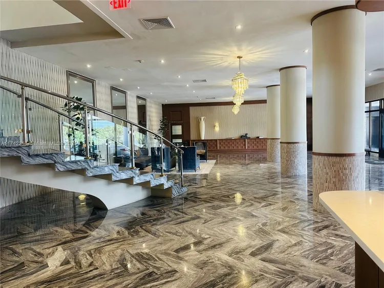 Carriage House #922 image #21