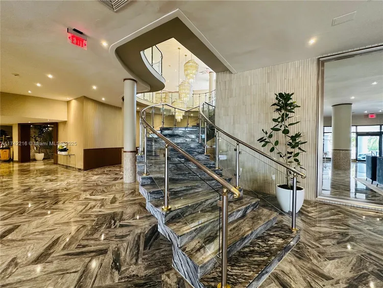 Carriage House #922 image #24