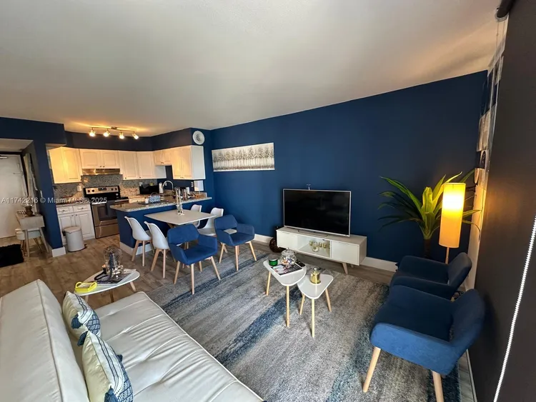 Carriage House #922 image #7